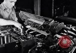 Immagine di Linea di assemblaggio in produzione Dearborn Michigan USA, 1946, secondo 41 filmato di repertorio 65675030017