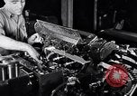 Immagine di Linea di assemblaggio in produzione Dearborn Michigan USA, 1946, secondo 43 filmato di repertorio 65675030017