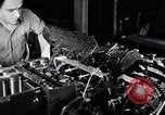 Immagine di Linea di assemblaggio in produzione Dearborn Michigan USA, 1946, secondo 46 filmato di repertorio 65675030017