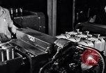 Immagine di Linea di assemblaggio in produzione Dearborn Michigan USA, 1946, secondo 49 filmato di repertorio 65675030017