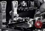 Immagine di Linea di assemblaggio in produzione Dearborn Michigan USA, 1946, secondo 51 filmato di repertorio 65675030017