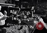 Immagine di Linea di assemblaggio in produzione Dearborn Michigan USA, 1946, secondo 53 filmato di repertorio 65675030017