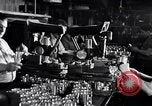 Immagine di Linea di assemblaggio in produzione Dearborn Michigan USA, 1946, secondo 54 filmato di repertorio 65675030017