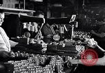 Immagine di Linea di assemblaggio in produzione Dearborn Michigan USA, 1946, secondo 55 filmato di repertorio 65675030017