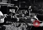 Immagine di Linea di assemblaggio in produzione Dearborn Michigan USA, 1946, secondo 56 filmato di repertorio 65675030017