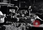 Immagine di Linea di assemblaggio in produzione Dearborn Michigan USA, 1946, secondo 57 filmato di repertorio 65675030017