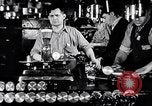 Immagine di Linea di assemblaggio in produzione Dearborn Michigan USA, 1946, secondo 59 filmato di repertorio 65675030017