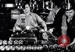 Immagine di Linea di assemblaggio in produzione Dearborn Michigan USA, 1946, secondo 60 filmato di repertorio 65675030017