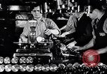 Immagine di Linea di assemblaggio in produzione Dearborn Michigan USA, 1946, secondo 61 filmato di repertorio 65675030017