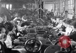 Standbild Montagelinie United States USA, 1923, aus Sekunde 46 historischem Filmmaterial Videoclip 65675030025