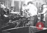 Image Ligne de montage finale Ford modèle T United States USA, 1923, de la seconde 10 séquences d'archives historiques vidéo 65675030027