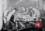 Image Ligne de montage finale Ford modèle T United States USA, 1923, de la seconde 20 séquences d'archives historiques vidéo 65675030027