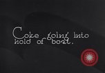 Immagine di Coke caricato su una nave Michigan United States USA, 1927, secondo 3 filmato di repertorio 65675030030
