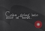Immagine di Coke caricato su una nave Michigan United States USA, 1927, secondo 5 filmato di repertorio 65675030030