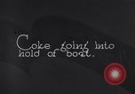 Immagine di Coke caricato su una nave Michigan United States USA, 1927, secondo 7 filmato di repertorio 65675030030