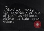 Immagine di Coke caricato su una nave Michigan United States USA, 1927, secondo 37 filmato di repertorio 65675030030