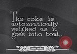 Immagine di Coke caricato su una nave Michigan United States USA, 1927, secondo 47 filmato di repertorio 65675030030