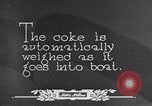 Immagine di Coke caricato su una nave Michigan United States USA, 1927, secondo 48 filmato di repertorio 65675030030