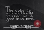 Immagine di Coke caricato su una nave Michigan United States USA, 1927, secondo 51 filmato di repertorio 65675030030