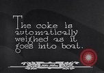 Immagine di Coke caricato su una nave Michigan United States USA, 1927, secondo 52 filmato di repertorio 65675030030