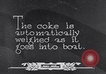 Immagine di Coke caricato su una nave Michigan United States USA, 1927, secondo 54 filmato di repertorio 65675030030