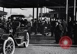 Standbild Chauffeur Automobil Dearborn Michigan USA, 1922, aus Sekunde 3 historischem Filmmaterial Videoclip 65675030039