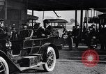 Standbild Chauffeur Automobil Dearborn Michigan USA, 1922, aus Sekunde 5 historischem Filmmaterial Videoclip 65675030039