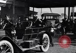 Standbild Chauffeur Automobil Dearborn Michigan USA, 1922, aus Sekunde 6 historischem Filmmaterial Videoclip 65675030039