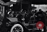 Standbild Chauffeur Automobil Dearborn Michigan USA, 1922, aus Sekunde 14 historischem Filmmaterial Videoclip 65675030039