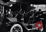 Standbild Chauffeur Automobil Dearborn Michigan USA, 1922, aus Sekunde 15 historischem Filmmaterial Videoclip 65675030039