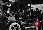 Standbild Chauffeur Automobil Dearborn Michigan USA, 1922, aus Sekunde 16 historischem Filmmaterial Videoclip 65675030039