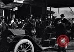 Standbild Chauffeur Automobil Dearborn Michigan USA, 1922, aus Sekunde 17 historischem Filmmaterial Videoclip 65675030039
