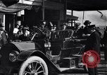 Standbild Chauffeur Automobil Dearborn Michigan USA, 1922, aus Sekunde 19 historischem Filmmaterial Videoclip 65675030039
