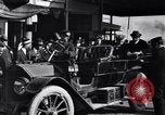Standbild Chauffeur Automobil Dearborn Michigan USA, 1922, aus Sekunde 20 historischem Filmmaterial Videoclip 65675030039