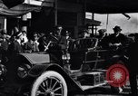 Standbild Chauffeur Automobil Dearborn Michigan USA, 1922, aus Sekunde 23 historischem Filmmaterial Videoclip 65675030039