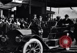 Standbild Chauffeur Automobil Dearborn Michigan USA, 1922, aus Sekunde 24 historischem Filmmaterial Videoclip 65675030039