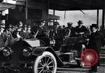 Standbild Chauffeur Automobil Dearborn Michigan USA, 1922, aus Sekunde 26 historischem Filmmaterial Videoclip 65675030039