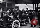 Standbild Chauffeur Automobil Dearborn Michigan USA, 1922, aus Sekunde 27 historischem Filmmaterial Videoclip 65675030039