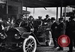 Standbild Chauffeur Automobil Dearborn Michigan USA, 1922, aus Sekunde 28 historischem Filmmaterial Videoclip 65675030039