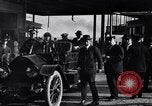 Standbild Chauffeur Automobil Dearborn Michigan USA, 1922, aus Sekunde 30 historischem Filmmaterial Videoclip 65675030039