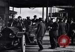Standbild Chauffeur Automobil Dearborn Michigan USA, 1922, aus Sekunde 31 historischem Filmmaterial Videoclip 65675030039