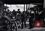 Standbild Chauffeur Automobil Dearborn Michigan USA, 1922, aus Sekunde 32 historischem Filmmaterial Videoclip 65675030039