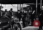 Standbild Chauffeur Automobil Dearborn Michigan USA, 1922, aus Sekunde 33 historischem Filmmaterial Videoclip 65675030039