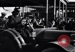 Standbild Chauffeur Automobil Dearborn Michigan USA, 1922, aus Sekunde 35 historischem Filmmaterial Videoclip 65675030039