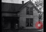 Immagine di La donna pone Detroit Michigan USA, 1952, secondo 6 filmato di repertorio 65675030068