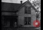 Immagine di La donna pone Detroit Michigan USA, 1952, secondo 9 filmato di repertorio 65675030068