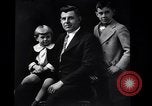Immagine di Ritratto di gruppo Detroit Michigan USA, 1952, secondo 48 filmato di repertorio 65675030069