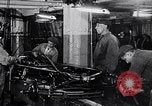 Immagine di Ford auto sulla linea di assemblaggio finale Detroit Michigan USA, 1929, secondo 3 filmato di repertorio 65675030070
