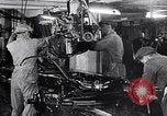 Immagine di Ford auto sulla linea di assemblaggio finale Detroit Michigan USA, 1929, secondo 6 filmato di repertorio 65675030070