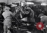 Immagine di Ford auto sulla linea di assemblaggio finale Detroit Michigan USA, 1929, secondo 7 filmato di repertorio 65675030070